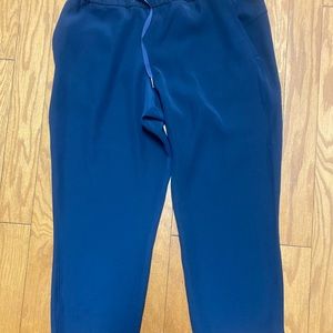 Lululemon size 10 moisture wick capri joggers